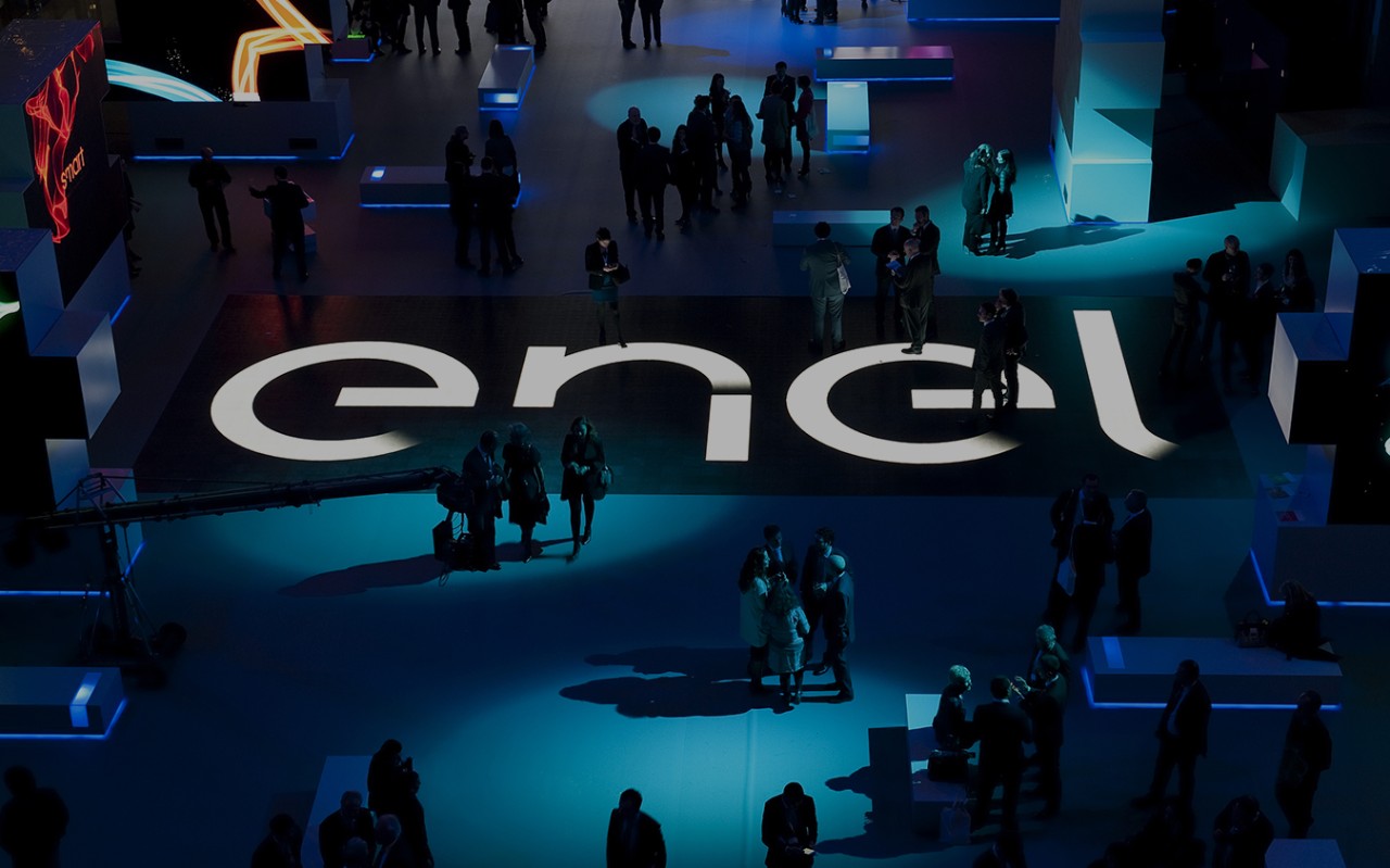 4 De Abril De 2019, Brasil Logotipo Da Enel No Dispositivo Móvel a Enel é  Uma Empresa Da Distribuição Da Energia Elétrica Com Ope Fotografia  Editorial - Imagem de elevado, cabo: 143952732